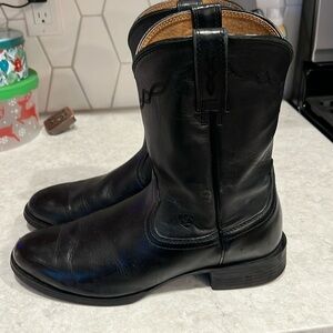 Men’s Ariat Black Dress boots. In good condition